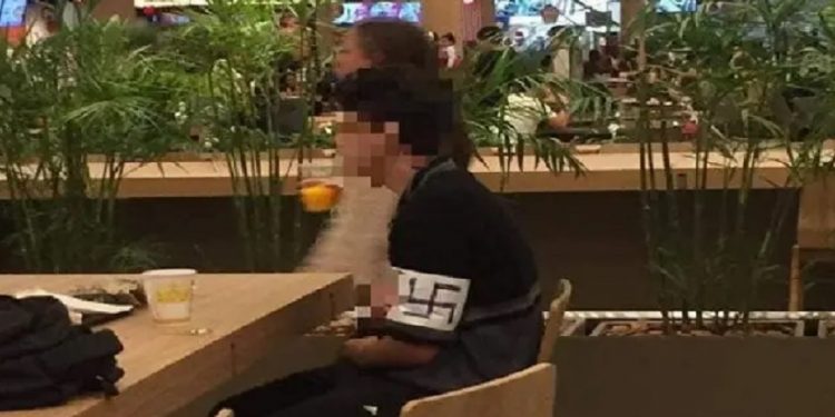 Nazista em shopping de Curitiba [Foto: Reprodução/Facebook]