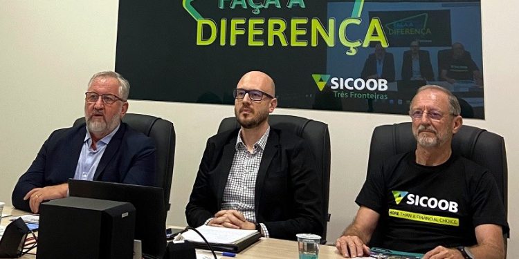 O balanço das conquistas da cooperativa financeira foi apresentado pelo Conselho de Administração e pela Diretoria Executiva – foto Assessoria O balanço das conquistas da cooperativa financeira foi apresentado pelo Conselho de Administração e pela Diretoria Executiva – foto Assessoria