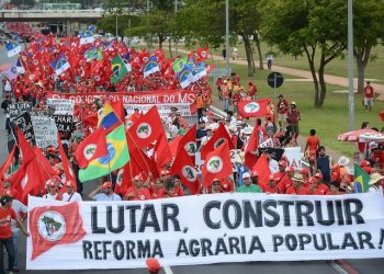 Brasília - Trabalhadores sem terra, que participam do 6º Congresso Nacional do MST, fazem manifestação em favor da reforma agrária, na Esplanada dos Ministérios (Fabio Rodrigues Pozzebom/Agência Brasil)