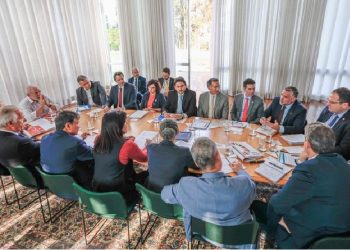 Presidente Lula e ministros em reunião no Palácio da Alvorada, nesta terça-feira (12), para tratar das ações para recuperação da região do Vale do Taquari - Foto: Ricardo Stuckert/PR