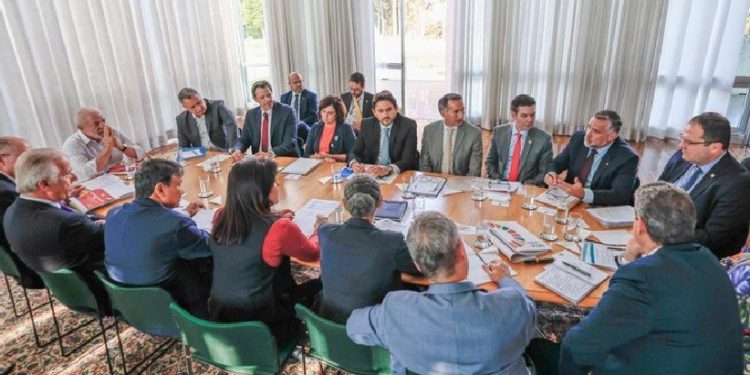 Presidente Lula e ministros em reunião no Palácio da Alvorada, nesta terça-feira (12), para tratar das ações para recuperação da região do Vale do Taquari - Foto: Ricardo Stuckert/PR