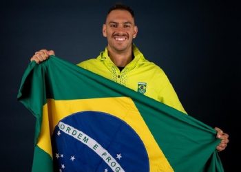 Medalhista de bronze na natação nos Jogos Olímpicos de Tóquio, Fernando Scheffer integra o Bolsa Atleta e será um dos porta-bandeiras da delegação brasileira na cerimônia de abertura do Pan de Santiago. Foto: Rafael Bello/COB