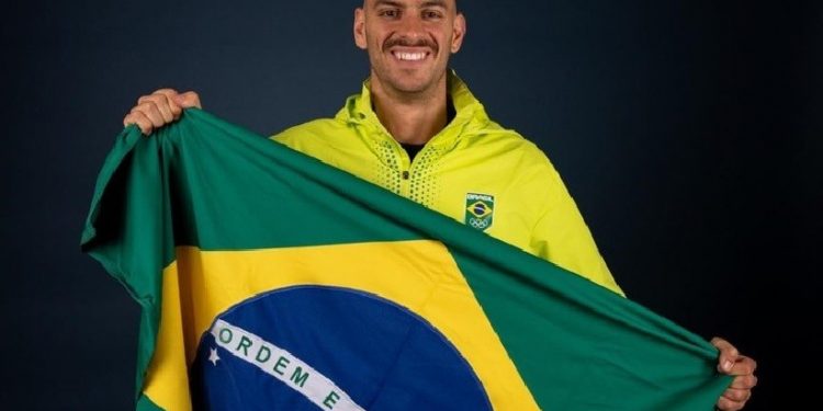 Medalhista de bronze na natação nos Jogos Olímpicos de Tóquio, Fernando Scheffer integra o Bolsa Atleta e será um dos porta-bandeiras da delegação brasileira na cerimônia de abertura do Pan de Santiago. Foto: Rafael Bello/COB