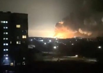 Há relatos de tropas cruzando diversos pontos da fronteira e explosões perto das principais cidades ao redor do país - Foto: Reprodução Há relatos de tropas cruzando diversos pontos da fronteira e explosões perto das principais cidades ao redor do país - Foto: Reprodução