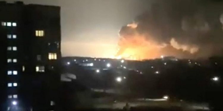 Há relatos de tropas cruzando diversos pontos da fronteira e explosões perto das principais cidades ao redor do país - Foto: Reprodução Há relatos de tropas cruzando diversos pontos da fronteira e explosões perto das principais cidades ao redor do país - Foto: Reprodução