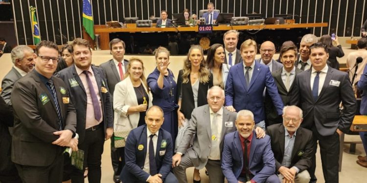 Comitiva de Foz do Iguaçu participou da mobilização feita na Câmara dos Deputados, liderada pela ABIH PR – Regional Oeste, Visit Iguassu e Sindhotéis Foz – foto divulgação