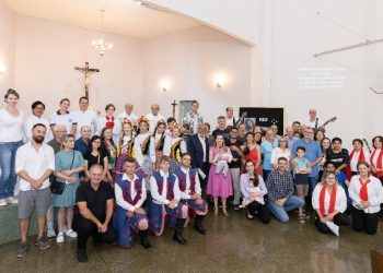 Participantes da missa em memória ao naturalista polonês Tadeusz Chrostowski. (Foto Kiko Sierich)
