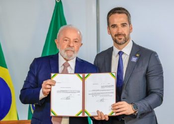 Presidente Lula e o governador Eduardo Leite com a MP que agiliza o crédito para a retomada de atividades econômicas no Rio Grande do Sul. Foto: Ricardo Stuckert / PR