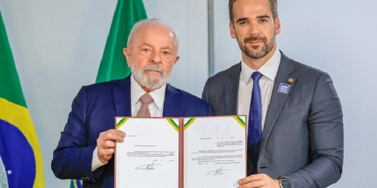 Presidente Lula e o governador Eduardo Leite com a MP que agiliza o crédito para a retomada de atividades econômicas no Rio Grande do Sul. Foto: Ricardo Stuckert / PR Presidente Lula e o governador Eduardo Leite com a MP que agiliza o crédito para a retomada de atividades econômicas no Rio Grande do Sul. Foto: Ricardo Stuckert / PR