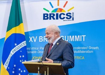O presidente conversou com jornalistas antes de deixar a África do Sul rumo a Angola, onde cumpre agenda de dois dias - Foto: Ricardo Stuckert