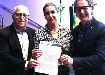 Fernando Castro Alves e Edna Rubio, do Codefoz, com Rainer Zielasko, do POD - foto: Divulgação