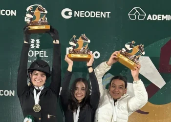 Trio de amazonas conquistou o primeiro lugar por equipe nos obstáculos de até 90 centímetros. (Foto Divulgação)