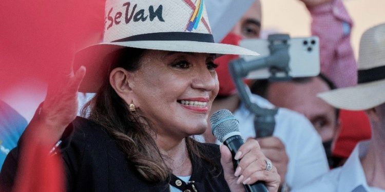 A principal candidata das eleições em Honduras, Xiomara Castro - Yoseph Amaya - 20 nov 21/Reuters A principal candidata das eleições em Honduras, Xiomara Castro - Yoseph Amaya - 20 nov 21/Reuters