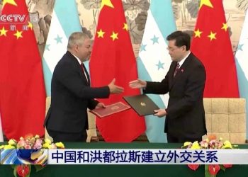 Los cancilleres de Honduras, Eduardo Enrique Reina García, a la izquierda, y el de China, Qin Gang, intercambian acuerdos durante una ceremonia de firma en Beijing, el 26 de marzo de 2023. (CCTV a través de AP)