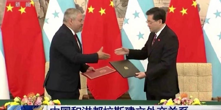Los cancilleres de Honduras, Eduardo Enrique Reina García, a la izquierda, y el de China, Qin Gang, intercambian acuerdos durante una ceremonia de firma en Beijing, el 26 de marzo de 2023. (CCTV a través de AP) Los cancilleres de Honduras, Eduardo Enrique Reina García, a la izquierda, y el de China, Qin Gang, intercambian acuerdos durante una ceremonia de firma en Beijing, el 26 de marzo de 2023. (CCTV a través de AP)