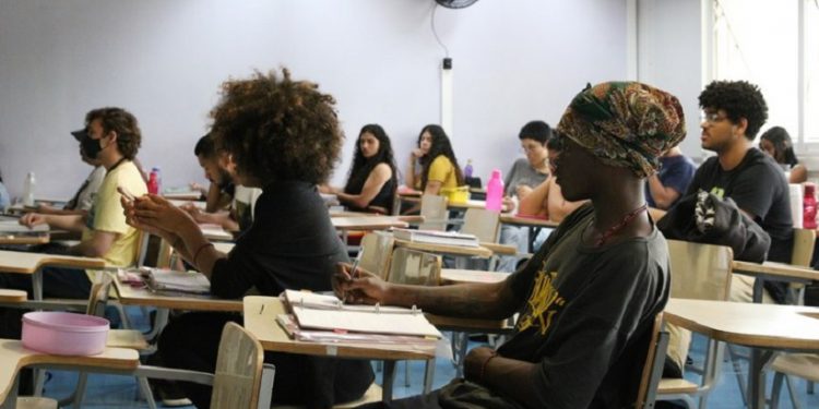 Em 2024, o programa do Ministério da Educação ofertará 112.168 vagas para financiamento de curso superior, sendo 67.301 para o processo seletivo do primeiro semestre - Foto: Rovena Rosa/Agência Brasil/Arquivo Em 2024, o programa do Ministério da Educação ofertará 112.168 vagas para financiamento de curso superior, sendo 67.301 para o processo seletivo do primeiro semestre - Foto: Rovena Rosa/Agência Brasil/Arquivo