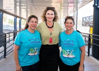 Silvana Vitorassi, assistente da Diretoria Geral Brasileira, com a diretora da escola, Alessandra Kussen (dir.) e a pedagoga Magali Espinosa (esq.). Foto: Sara Cheida