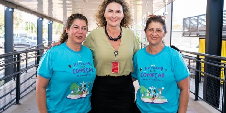 Silvana Vitorassi, assistente da Diretoria Geral Brasileira, com a diretora da escola, Alessandra Kussen (dir.) e a pedagoga Magali Espinosa (esq.). Foto: Sara Cheida Silvana Vitorassi, assistente da Diretoria Geral Brasileira, com a diretora da escola, Alessandra Kussen (dir.) e a pedagoga Magali Espinosa (esq.). Foto: Sara Cheida