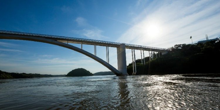 Rio Paraná na altura da Ponte da Amizade. Foto: Alexandre Marchetti/Itaipu Binacional Rio Paraná na altura da Ponte da Amizade. Foto: Alexandre Marchetti/Itaipu Binacional