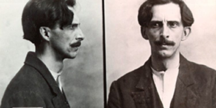 Edgard Leuenroth. Fotos tiradas na delegacia por ocasião da prisão em 1917.