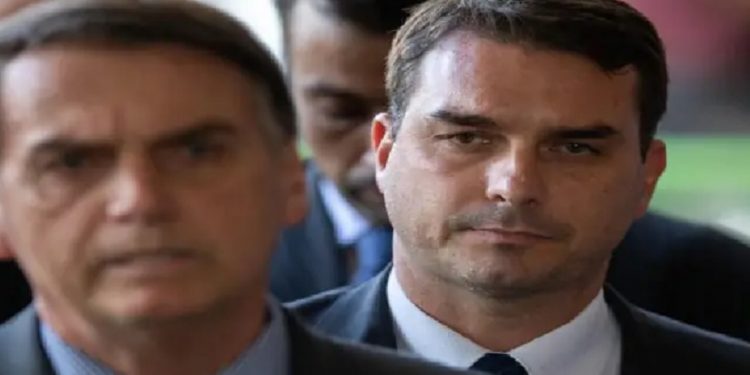 Flávio Bolsonaro é o filho mais velho do presidente Jair e teria sido avisado da operação por 1 delegado simpatizante da candidatura do pai ao Planalto - Foto: Sérgio Lima/ Poder360 Flávio Bolsonaro é o filho mais velho do presidente Jair e teria sido avisado da operação por 1 delegado simpatizante da candidatura do pai ao Planalto - Foto: Sérgio Lima/ Poder360
