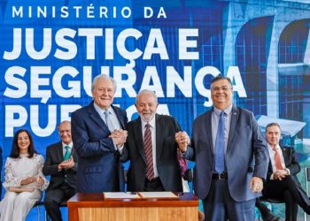 O presidente Lula com o novo ministro da Justiça e Segurança Pública, Ricardo Lewandowski, e o ex-ministro da pasta, Flávio Dino - Foto: Ricardo Stuckert / PR