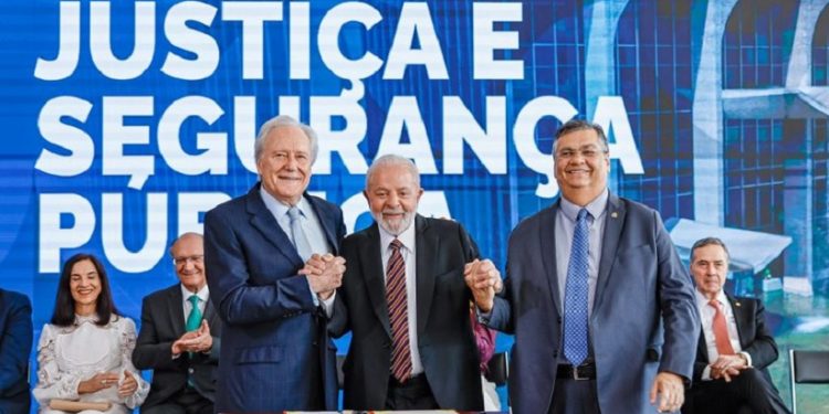 O presidente Lula com o novo ministro da Justiça e Segurança Pública, Ricardo Lewandowski, e o ex-ministro da pasta, Flávio Dino - Foto: Ricardo Stuckert / PR O presidente Lula com o novo ministro da Justiça e Segurança Pública, Ricardo Lewandowski, e o ex-ministro da pasta, Flávio Dino - Foto: Ricardo Stuckert / PR