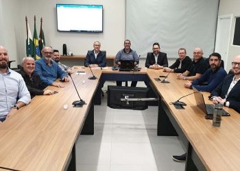 Representantes do mercado imobiliário e agentes públicos de Foz do Iguaçu reunidos no dia 27 - Foto Divulgação
