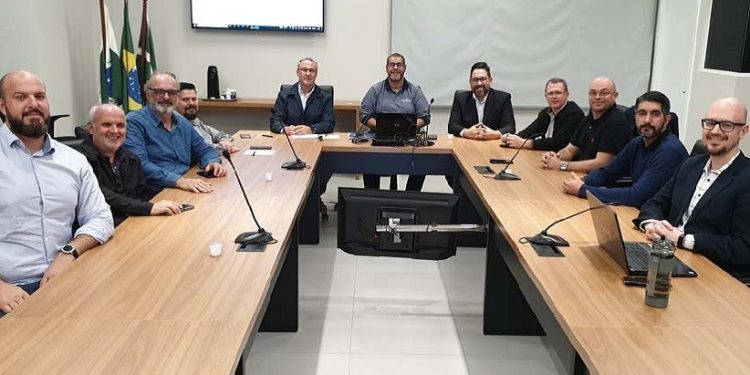 Representantes do mercado imobiliário e agentes públicos de Foz do Iguaçu reunidos no dia 27 - Foto Divulgação Representantes do mercado imobiliário e agentes públicos de Foz do Iguaçu reunidos no dia 27 - Foto Divulgação