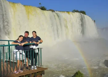 Livia veio do Espírito Santo com a filha, Manuela, e o marido, Rodrigo, para conhecer as Cataratas do Iguaçu - Crédito das fotografias Cataratas: Bruno Canello