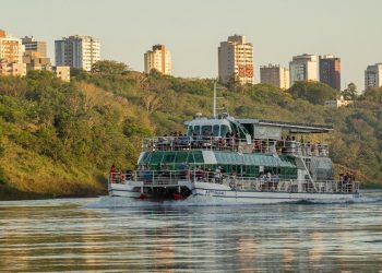 O Kattamaram II navega pelos rios Iguaçu e Paraná oferecendo um cenário gigante da geografia e dos atrativos turísticos