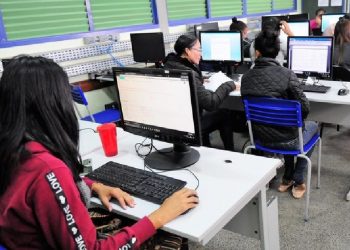 Escolas públicas brasileiras serão conectadas por fibra óptica ou via satélite, com uma velocidade adequada para fins pedagógicos - Foto: Lúcio Bernardo Jr. / Agência Brasília