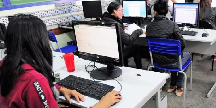 Escolas públicas brasileiras serão conectadas por fibra óptica ou via satélite, com uma velocidade adequada para fins pedagógicos - Foto: Lúcio Bernardo Jr. / Agência Brasília Escolas públicas brasileiras serão conectadas por fibra óptica ou via satélite, com uma velocidade adequada para fins pedagógicos - Foto: Lúcio Bernardo Jr. / Agência Brasília