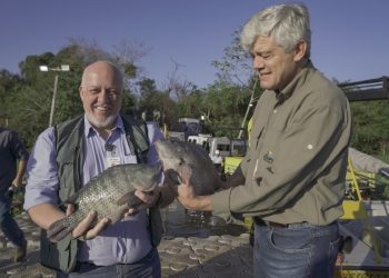 Assessor especial da direção-geral brasileira da Itaipu Binacional, Newton Ricardo de Almeida, e o diretor de Coordenação, Carlos Carboni.