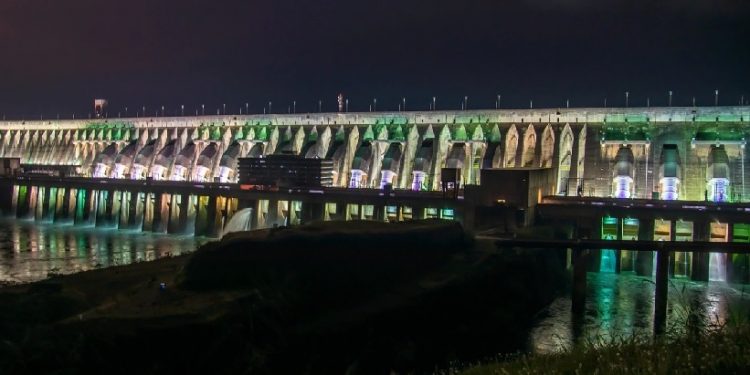 Itaipu Iluminada, um dos passeios oferecidos pelo Turismo Itaipu. Foto: Rafa Kondlatsch/Itaipu Binacional