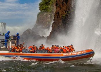 O barco chega bem perto das quedas para o turista tomar um banho e sair renovado com as energias das Cataratas - Foto: Marcos Labanca