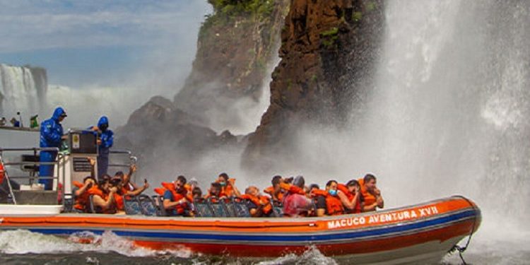 O barco chega bem perto das quedas para o turista tomar um banho e sair renovado com as energias das Cataratas - Foto: Marcos Labanca O barco chega bem perto das quedas para o turista tomar um banho e sair renovado com as energias das Cataratas - Foto: Marcos Labanca
