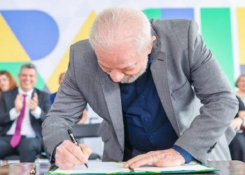 O presidente Lula assinou dois atos que liberam recursos para estados, municípios e o Distrito Federal - Foto: Ricardo Stuckert/PR