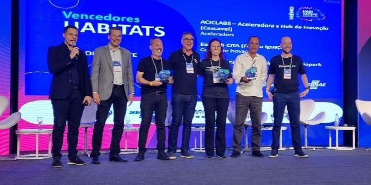 A entrega da premiação aconteceu durante o 5.º Encontro de Parques Tecnológicos do Paraná - Foto Divulgação