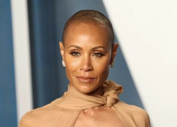 Jada Pinkett Smith com a cabeça raspada: atriz tem Alopecia, doença autoimune que causa a queda do cabelo — Foto: Arturo Holmes/FilmMagic/Getty Images