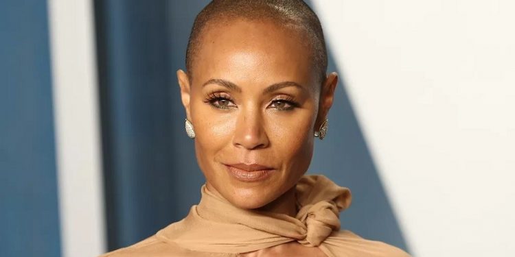 Jada Pinkett Smith com a cabeça raspada: atriz tem Alopecia, doença autoimune que causa a queda do cabelo — Foto: Arturo Holmes/FilmMagic/Getty Images Jada Pinkett Smith com a cabeça raspada: atriz tem Alopecia, doença autoimune que causa a queda do cabelo — Foto: Arturo Holmes/FilmMagic/Getty Images