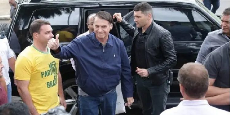À direita de Bolsonaro, o segurança Gerson Dutra, conhecido como Patropa Foto: Marcio Alves/Agência O Globo À direita de Bolsonaro, o segurança Gerson Dutra, conhecido como Patropa Foto: Marcio Alves/Agência O Globo