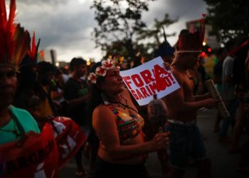 Manifestação em Brasília pede o fim do garimpo em terras indígenas - Foto: REUTERS/Amanda Perobelli