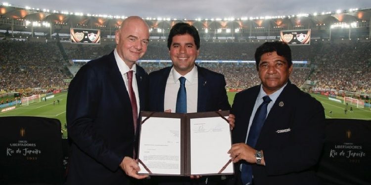 Gianni Infantino, presidente da FIFA; André Fufuca, ministro do Esporte; Ednaldo Rodrigues, presidente da CBF - Foto: Miguel Schincariol/FIFA Gianni Infantino, presidente da FIFA; André Fufuca, ministro do Esporte; Ednaldo Rodrigues, presidente da CBF - Foto: Miguel Schincariol/FIFA