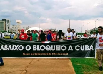 Solidariedade. Ato em Brasília denuncia o criminoso bloqueio econômico a Cuba, em 2019 - Foto: JAV/DF