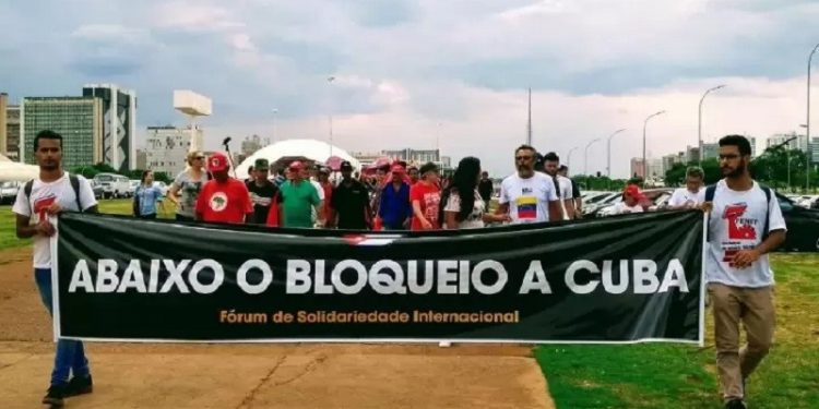 Solidariedade. Ato em Brasília denuncia o criminoso bloqueio econômico a Cuba, em 2019 - Foto: JAV/DF Solidariedade. Ato em Brasília denuncia o criminoso bloqueio econômico a Cuba, em 2019 - Foto: JAV/DF