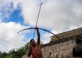 Homem waiãpi exibe arco e flecha - Foto: Divulgação