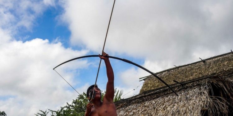 Homem waiãpi exibe arco e flecha - Foto: Divulgação Homem waiãpi exibe arco e flecha - Foto: Divulgação