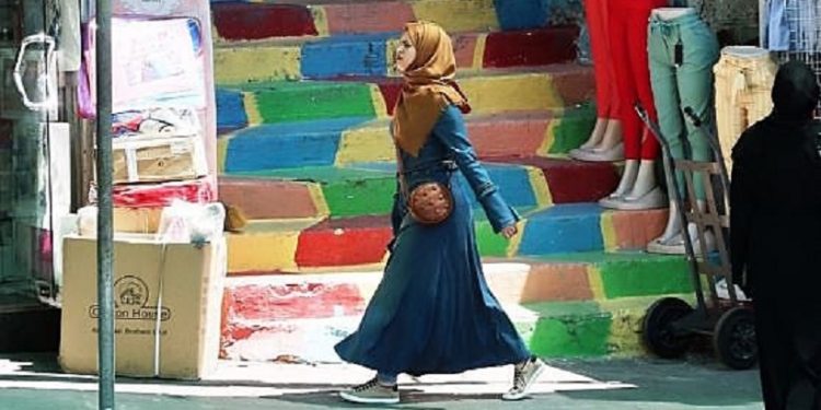 Mulher caminha nas ruas de Hebron - Yasser Jamil Fayad Mulher caminha nas ruas de Hebron - Yasser Jamil Fayad