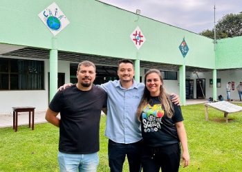 O sócio-proprietário do Wonder Park, Jin Petrycoski, ladeado pelo coordenador do CAIA, Jacson Henrique Gatelli e da coordenadora do Centro de Aprendizagem e Formação (CAF), Thais Ghisi Mehl